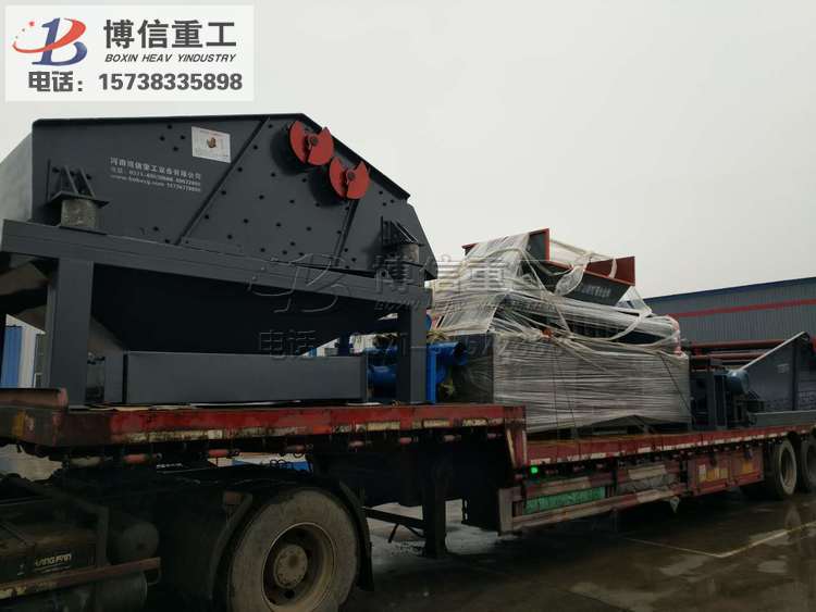 發往福（fú）建的大型振（zhèn）動高頻脫水篩起運（yùn） 91看片重工設備在路上